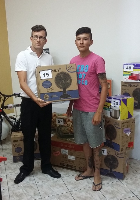 Companheiro ALLAN DIEGO ALVES FERREIRA, funcionário do Restaurante Keamuka, da cidade Itapema, foi contemplado com um VENTILADOR.