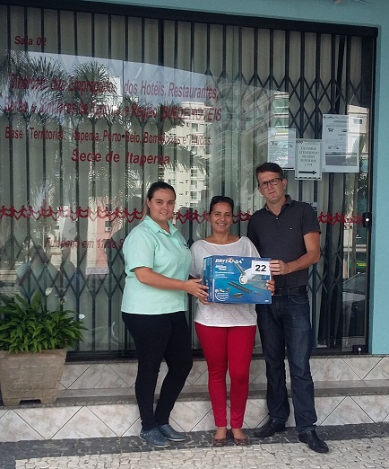 ELSA APARECIDA FERREIRA DE ALMEIDA, funcionária do Hotel Pousada Arvoredo da cidade Bombinhas, foi contemplada com um ASPIRADOR DE PÓ.