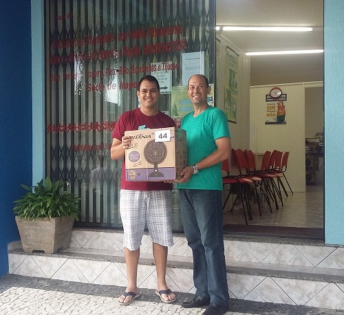 Companheiro JOÃO GABRIEL WESTPHAL, funcionário da empresa Hotel Morro do Sol, da cidade Porto Belo, foi contemplado com um VENTILADOR.
