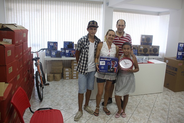 ANGELITA APARECIDA BACHMANN (Rest. Vieiras de Itapema), RECEBEU UM LIQUIDIFICADOR E UM RELÓGIO, do sorteio do dia 22/12/2014.