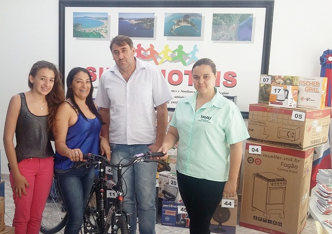 SENILDA FLORES RADTKE da empresa Restaurante e Lanch. Rosini da cidade Tijucas, que foi contemplada com a BICICLETA, sorteio no dia 21/dezembro/2015.