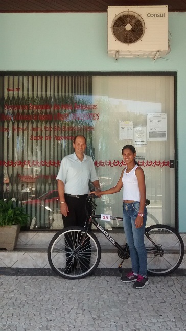 GEDEANE OLIVEIRA DA SILVA da empresa Bora Bora Pousada da cidade Bombinhas, que foi contemplada com uma BICICLETA, sorteio no dia 21/dezembro/2015.