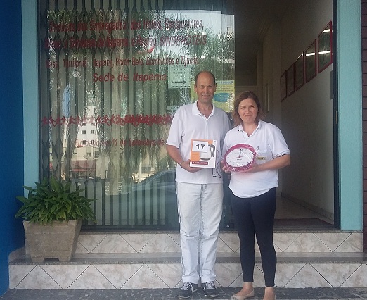 Companheira NEIVA APª. DUARTE GONÇALVES, funcionária do Motel Luxor, da cidade Itapema, foi contemplada com uma CHALEIRA ELÉTRICA.
