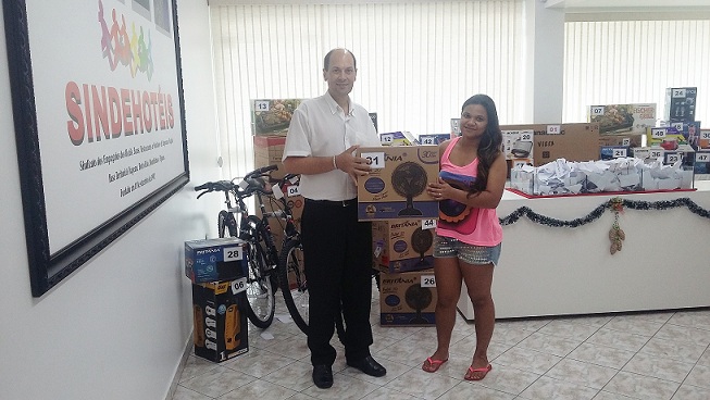 Companheira LUCIVÂNIA BORGES DE SOUZA, funcionária da empresa Restaurante Canoinhas, da cidade Itapema, foi contemplada com um VENTILADOR