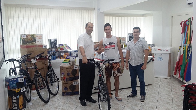 JEAN CARLOS DOS SANTOS VELOSO da empresa  Blue Pizzaria da cidade Itapema, que foi contemplada com uma BICICLETA, sorteio no dia 21/dezembro/2015