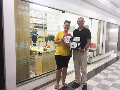 JOSIANE ZELITA DA CONCEIÇÃO DA SILVA, da empresa Baiuca Sucos, do centro da cidade Bombinhas, que foi sorteada no dia 22/dezembro/2017.