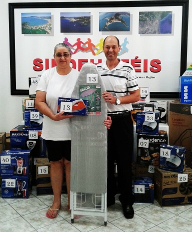 ILDA RIBEIRO DOS SANTOS, da empresa Restaurante Segredos do Mar de Itapema, contemplada com TÁBUA PASSAR ROUPA E FERRO A VAPOR.