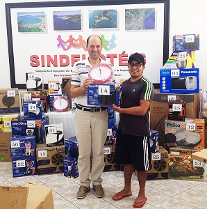 SILMAR OLIVEIRA do Sólis Praia Hotel Itapema, da cidade Itapema, foi contemplado com uma BATEDEIRA E UM RELÓGIO DE PAREDE PERSONALIZADO DO SINDICATO