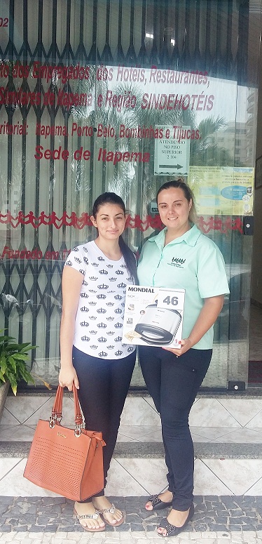 ROSIMERI DA SILVA, funcionária do Café Colonial do Tirolezda cidade Itapema, foi contemplada com um GRILL SANDUICHEIRA.