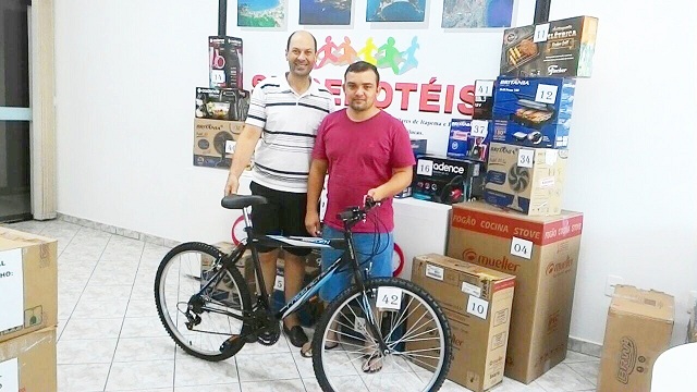 JOSUÉ JOSÉ DEODATO JANUÁRIO, da empresa Churrascaria e Lanchonete Rosini de Tijucas, recebendo o prêmio sorteado no dia 22 de dezembro de 2017.
