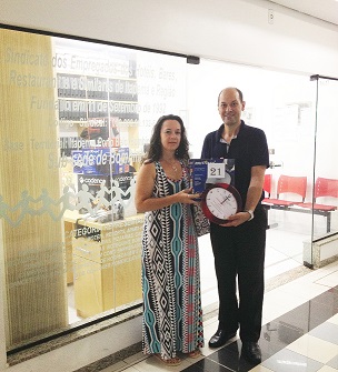 SIMONE SOARES LIMA da empresa Mauna Lani Pousada da cidade Bombinhas, que foi contemplada com uma SANDUICHEIRA/RELÓGIO PERSONALIZADO DO SINDICATO