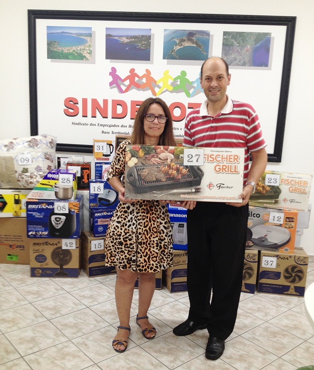 LIDIA CORDEIRO NOGUEIRA, da empresa Rancho do Opa, da cidade Itapema, que foi contemplada com uma CHURRASQUEIRA ELÉTRICA